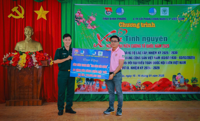 Anh Trần Bảo Hiếu - Phó chủ tịch Hội LHTN C.P. Việt Nam trao biển trao tặng cho Đoàn Thanh niên Bộ chỉ huy Bộ đội Biên phòng tỉnh Bình Phước.