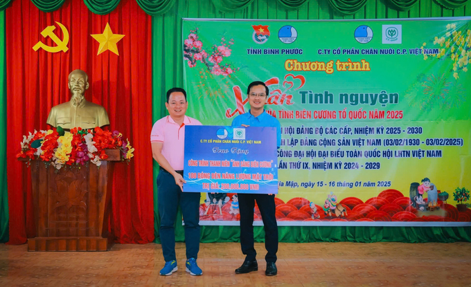 Anh Lê Hoàng Chương- Chủ tịch Hội LHTN Việt Nam trao biển trao tặng Công trình thanh niên 'Ánh sáng biên cương' cho Tỉnh đoàn Bình Phước.