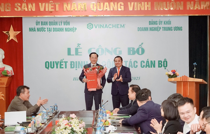 Ông Phùng Quang Hiệp, Chủ tịch Hội đồng thành viên Tập đoàn Hóa chất Việt Nam thay mặt Ban lãnh đạo tặng hoa chúc mừng tân Tổng Giám đốc Nguyễn Hữu Tú. 