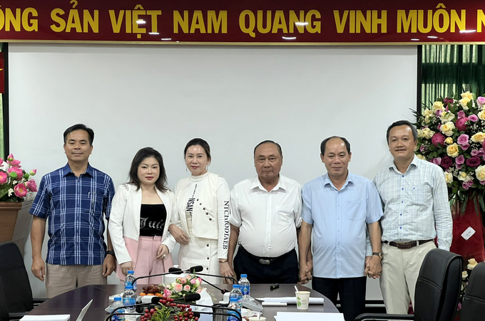 Đại diện nhà đầu tư và công ty Hương Tràm Kiên Giang (thứ hai, thứ ba và thứ tư từ trái qua) tại Hội thảo. Ảnh: Sơn Trang.