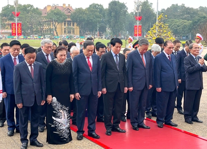 Các lãnh đạo Đảng và Nhà nhà nước bày tỏ lòng thành kính tưởng nhớ công lao to lớn của Chủ tịch Hồ Chí Minh. Ảnh: VGP.