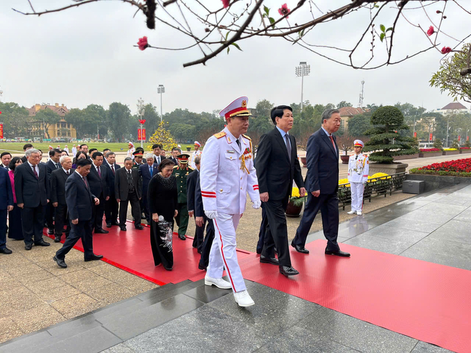 Tổng Bí thư Tô Lâm, Chủ tịch nước Lương Cường dẫn đầu đoàn đại biểu vào lăng viếng Chủ tịch Hồ Chí Minh. Ảnh: VGP.