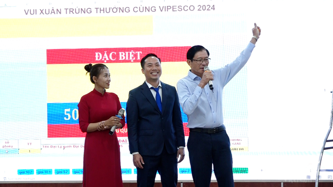 Đại diện khách hàng của Vipesco lên quay và công bố giải đặc biệt cho khách hàng may mắn. Ảnh: Minh Sáng.