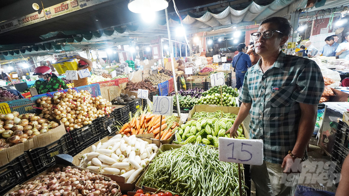 Mặt hàng rau củ Đà Lạt đầy chợ. Ảnh: Nguyễn Thủy.