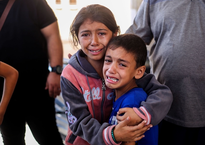 Trẻ em Palestine ôm nhau khóc sau cuộc không kích của Israel vào thành phố Khan Younis, phía nam Gaza, hồi tháng 10/2023. Ảnh: Getty.