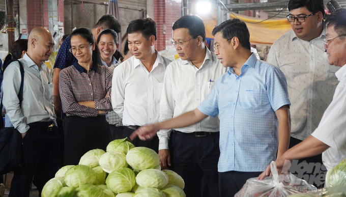 Ông Nguyễn Văn Dũng, Phó Chủ tịch UBND TP.HCM cùng đoàn công tác khảo sát tại chợ đầu mối. Ảnh: Nguyễn Thủy.