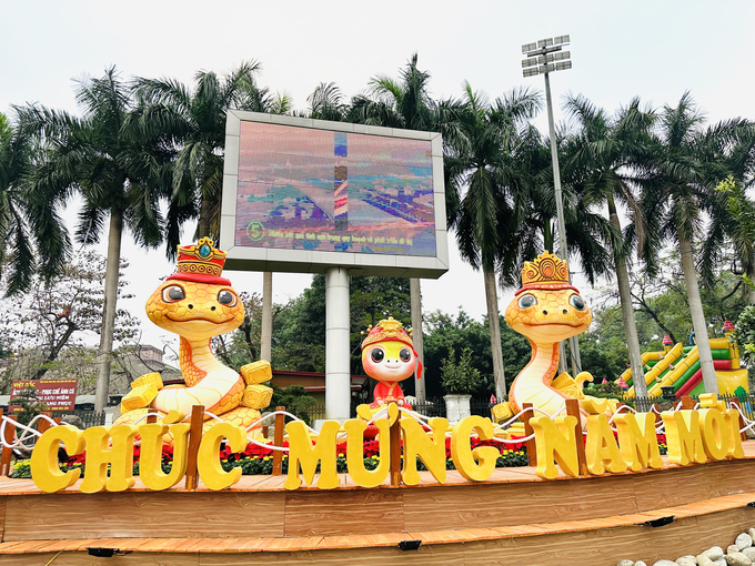 Linh vật rắn biểu trưng cho năm Ất Tỵ được trưng bày tại khu vực đường tròn trung tâm thành phố được người dân đánh giá có ngoại hình bắt mắt và dễ thương.