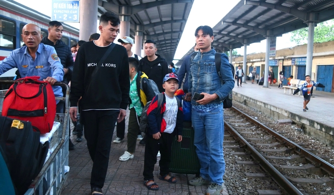 Gia đình anh Vi Văn Đông may mắn được hỗ trợ vé tàu về quê đón Tết. Ảnh: Ngọc Linh.