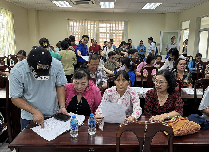 Người dân làm thủ tục nhận tiền đền bù làm hai dự án Vành đai 2 ở TP Thủ Đức, tháng 12/2024. Ảnh: Gia Minh.