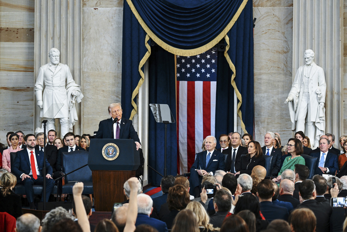 Tổng thống Donald Trump phát biểu sau lễ nhậm chức tại khu Rotunda, tòa nhà Quốc hội Mỹ hôm 20/1. 