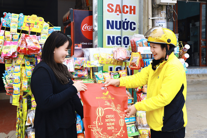 Lãnh đạo Bưu điện Việt Nam cam kết sẽ chuyển hàng hóa đến khách hàng trước Tết. Ảnh: VNP.