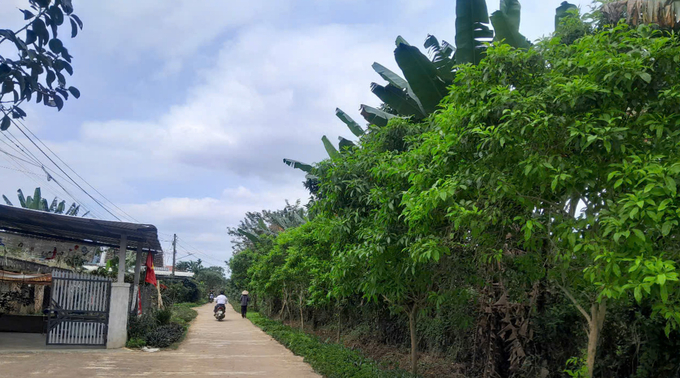 Người dân phấn khởi vì đường làng sạch sẽ, khang trang. Ảnh: KS.