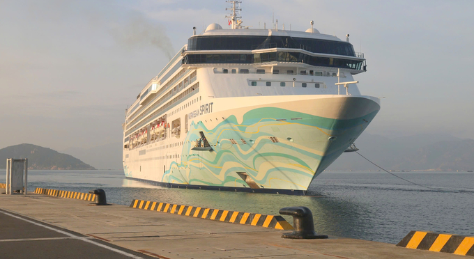 Tàu Norwegian Spirit cập Cảng quốc tế Cam Ranh với 1.200 du khách. Ảnh: DL