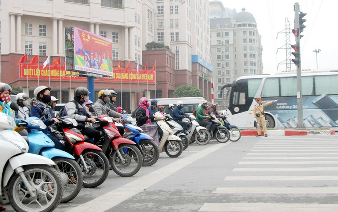 Những ngày cận Tết, lưu lượng phương tiện giao thông tăng cao sẽ khiến việc điều khiển xe máy, ôtô trên đường đối diện nhiều nguy hiểm nếu di chuyển với tốc độ cao, cần di chuyển đúng tốc độ, không vượt đèn đỏ để đảm bảo an toàn cho bản thân và những người khác.