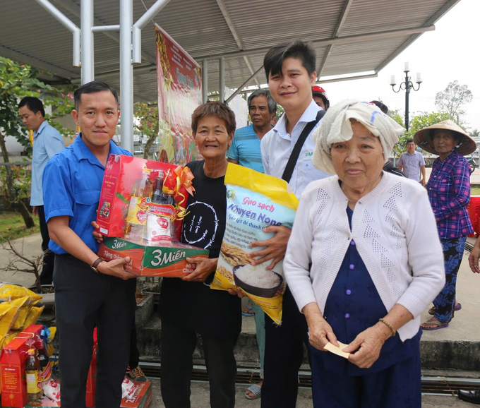 Đại diện các doanh nghiệp đối tác công tư cùng với Công đoàn viên Trung tâm Khuyến nông Kiên Giang trao tặng quà Tết cho các hộ dân có hoàn cảnh khó khăn. Ảnh: Trung Chánh.