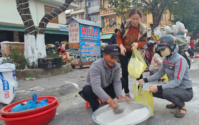 Mỗi ngày bán cát, nếu may mắn anh Khiển cũng có thu nhập 500 ngàn đồng. Ảnh: T. Đức.