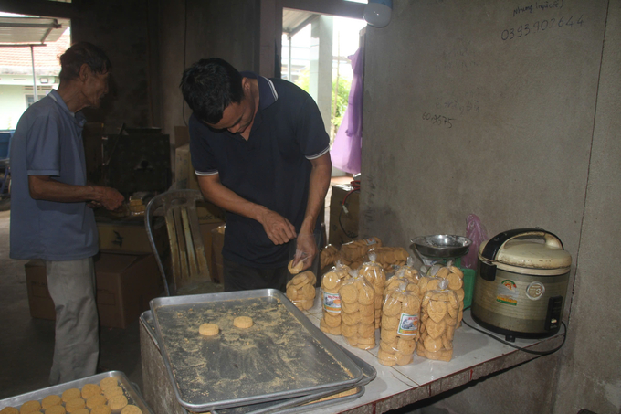 Người dân làng An Lạc tất bật bước vào thời điểm sản xuất bánh in phục vụ người tiêu dùng trong dịp Tết Nguyên Đán. Ảnh: L.K.