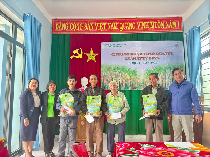 Đại diện Công ty TNHH ThaiBinh Seed Miền Trung - Tây Nguyên trao quà Tết cho những gia đình khó khăn trên địa bàn tỉnh Quảng Nam. Ảnh: D.H.