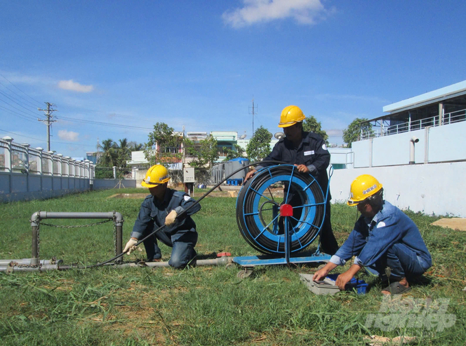 Công ty CP Cấp nước Bạc Liêu xây dựng đường ống nước phục vụ nước sinh hoạt cho người dân. Ảnh: Trọng Linh.