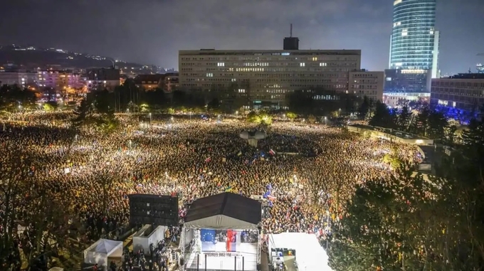 Người dân tham gia biểu tình chống chính phủ tại Bratislava, Slovakia, hôm 24/1. Ảnh: EPA. 