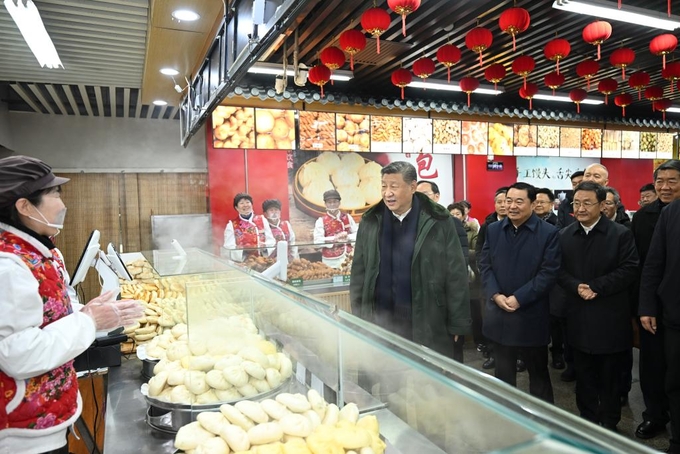 President Xi Jinping, also general secretary of the Communist Party of China Central Committee and chairman of the Central Military Commission, learns about the supply of goods during the holiday season and measures in place to meet residents' daily needs while visiting a food market in Shenyang, capital city of Northeast China's Liaoning province, Jan 23, 2025. Photo: Xinhua.