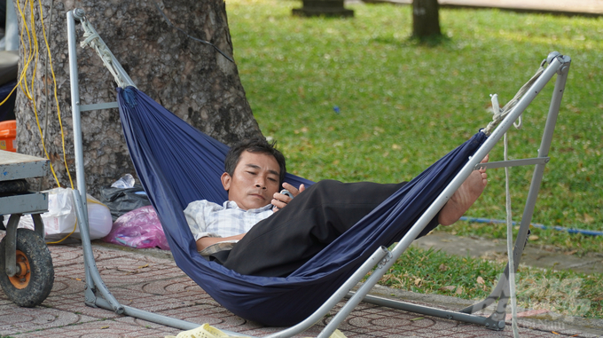 Theo ông Hoàng Văn Minh, quận Gò Vấp, năm nay ông nhập hơn 200 chậu hoa cúc loại lớn để bán nhưng tình hình hiện tại khiến ông khá lo lắng. 'Mọi năm giờ này khách đi mua hoa nhộn nhịp rồi nhưng năm nay lại rất thưa thớt' - ông nói.