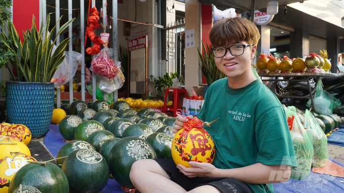 Giá mỗi trái dưa hấu này giao động từ 30.000 đến 40.000 đồng/kg.