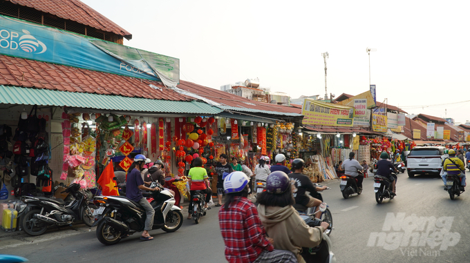 Chợ Thủ Đức, một trong những khu chợ nổi tiếng của TP.HCM, trở thành điểm đến không thể bỏ qua của người dân trong khu vực. Mỗi góc chợ đều ngập tràn sắc đỏ của những đồ vật trang trí Tết, từ câu đối đỏ, lồng đèn, hoa mai, hoa đào, đến những vật phẩm phong thủy mang đậm hương vị Tết truyền thống.