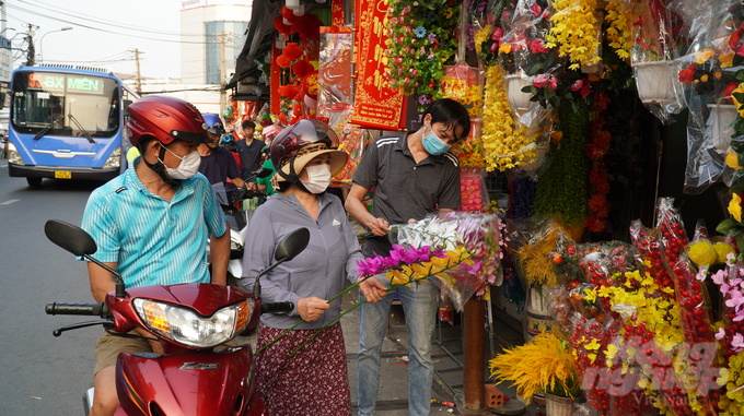 Những ngày cuối năm, chợ Thủ Đức như trở thành một trung tâm mua sắm Tết sôi động, nơi người dân từ khắp nơi tìm đến để sắm sửa những món đồ trang trí cho gia đình.