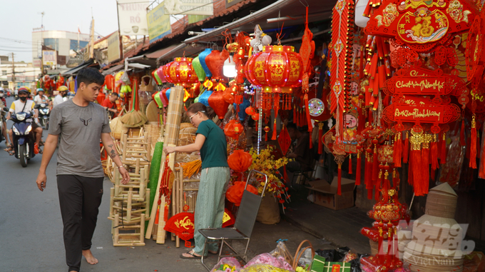 Màu đỏ thắm của bao lì xì, hoa mai, hoa đào, và các vật dụng trang trí khác tạo nên một bức tranh sống động, rực rỡ.