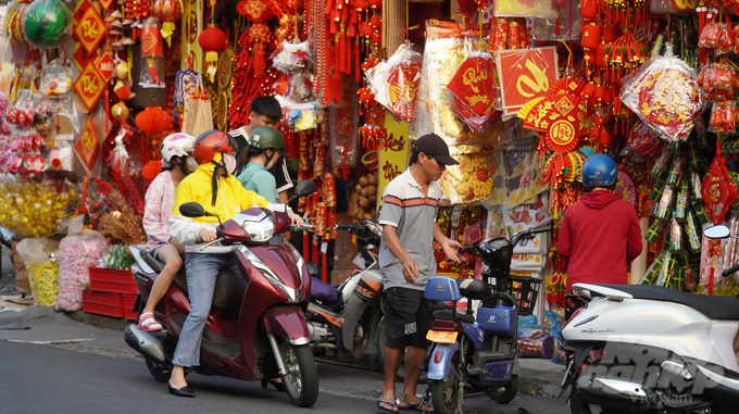 Các tiểu thương cho biết, nhu cầu mua câu đối, bao lì xì, lồng đèn, hay các vật phẩm trang trí Tết năm nay rất lớn. Điều này cho thấy người dân đang hướng đến một năm mới đầy hy vọng, bình an và thịnh vượng.