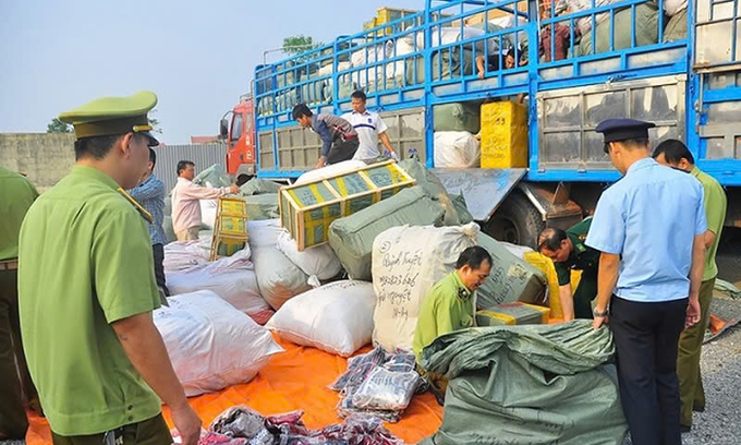 Các lực lượng chức năng Quảng Bình tăng cường kiểm soát hàng hóa qua biên giới vào nội địa. Ảnh: Nguồn Internet.