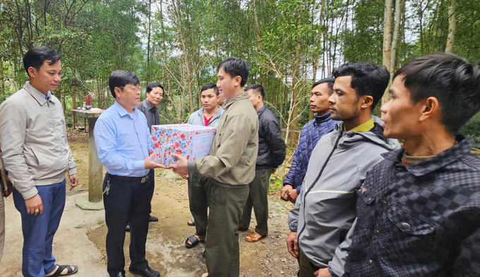 Lãnh đạo huyện Quảng Ninh thăm hỏi, tặng quà tết cho trạm bảo vệ rừng Trường Sơn. Ảnh: T. Đức.