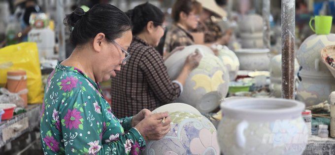 Những ngày cuối năm, công nhân tại các lò gốm trong làng gốm Biên Hòa càng tất bật hơn ngày thường. Ảnh: Minh Sáng.