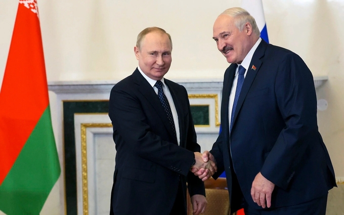 Tổng thống Nga Vladimir Putin và Tổng thống Belarus Alexander Lukashenko bắt tay nhau trong cuộc gặp tại St. Petersburg, Nga, hồi tháng 6/2022. Ảnh: Điện Kremlin.