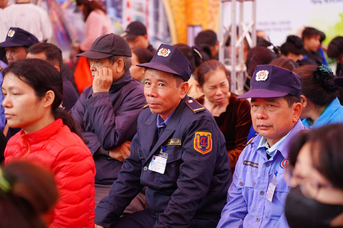 Đông đảo người lao động có hoàn cảnh khó khăn thuộc đối tượng thụ hưởng của chương trình đến tham dự.