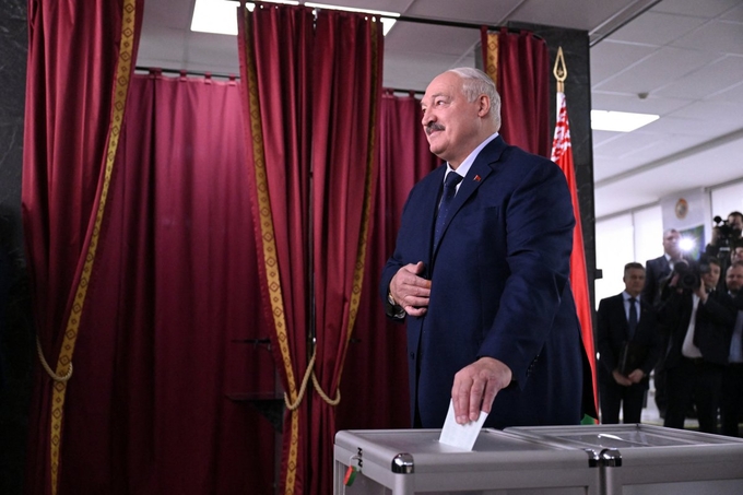 Ông Alexander Lukashenko bỏ phiếu trong cuộc bầu cử Tổng thống Belarus tại một điểm bỏ phiếu ở thủ đô Minsk vào ngày 26/1. Ảnh: Getty.