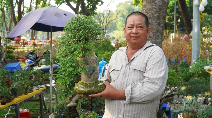 Ông Nguyễn Tuấn Kiệt, tiểu thương bán bonsai mini tại quận Gò Vấp, cho biết: 'Dịp Tết, mọi người sẽ thiên về cây có dáng thế đẹp như: chiếu thủy, linh sam... Chúng tôi có rất nhiều mẫu mã và chủng loại cây khác nhau từ Việt Nam đến nhập khẩu ở nước ngoài như Nhật Bản, Trung Quốc, Đài Loan'.