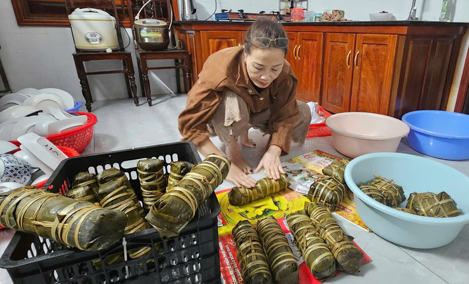 Bánh nấu chín được lăn đều để bánh dẻo, ngon và để được lâu hơn. Ảnh: T. Đức.