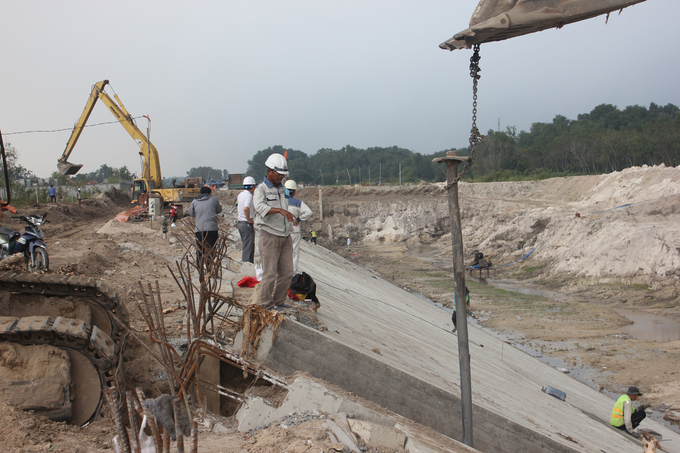 Ông Lê Văn Hải, phụ trách thi công nhà thầu Công ty Hoàng Sơn tại dự án nạo vét, gia cố Suối Cái. Ảnh: Trần Trung.