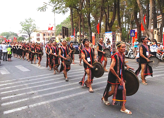 Với đồng bào S'tiêng nói riêng và các dân tộc thiểu số vùng Tây Nguyên, cồng chiêng không thể thiếu trong đời sống tinh thần.