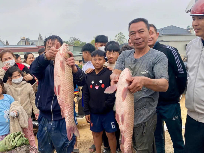 Các 'nơm thủ' thu hoạch được khá nhiều cá lớn sau khi lễ hội kết thúc. Ảnh: Mộc Miên.