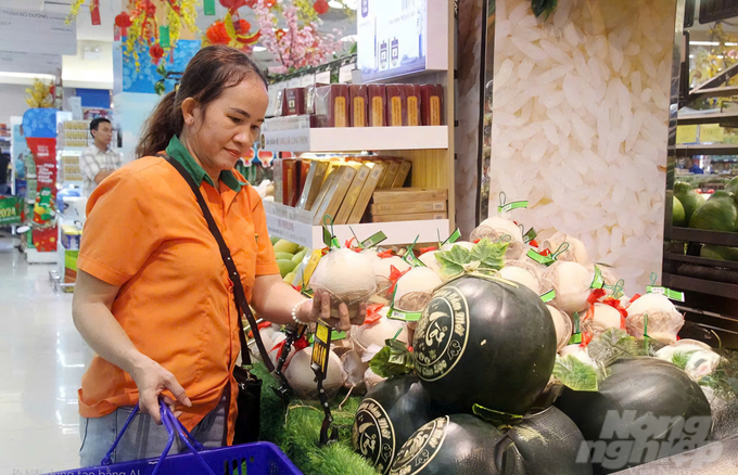 Các loại trái cây như dưa hấu, dừa khắc chữ được nhiều người chọn mua về chưng Tết. Ảnh: Hoàng Phúc.