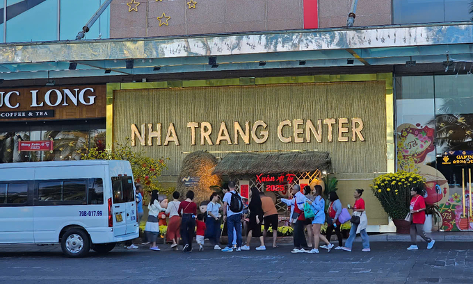 Nhiều du khách dạo phố tại khu Nha Trang Center nằm trên đường Trần Phú. Ảnh: KS.