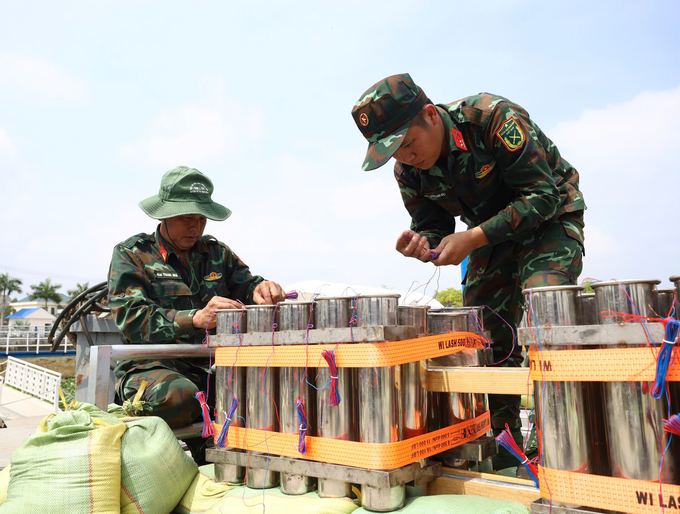 Lực lượng chức năng TP Cần Thơ khẩn trường hoàn tất công tác chuẩn bị cho màn bắn pháo hoa tầm cao. Ảnh: MT.