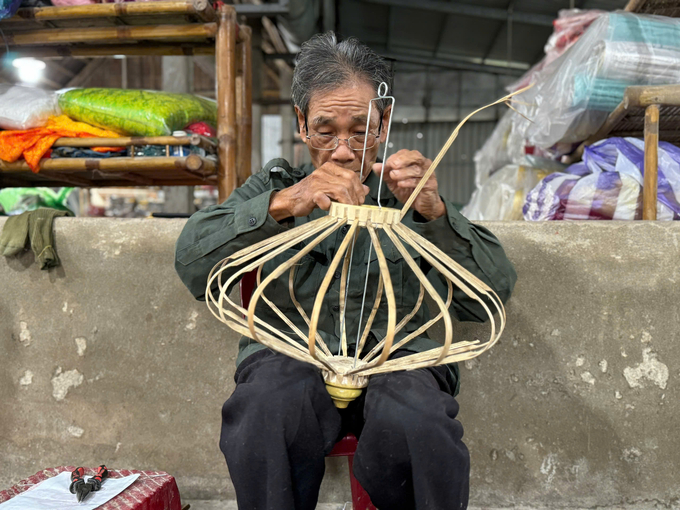 Nghề làm đèn lồng đỏi hỏi sự tỉ mỉ của các nghệ nhân để tạo ra sản phẩm hoàn hảo nhất. Ảnh: L.K.