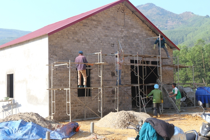 Người dân xây những ngôi nhà kiên cố, vững chãi tại khu tái định cư xóm Liên Phương, xã Văn Lăng, huyện Đồng Hỷ, tỉnh Thái Nguyên. Ảnh: Phạm Hiếu.