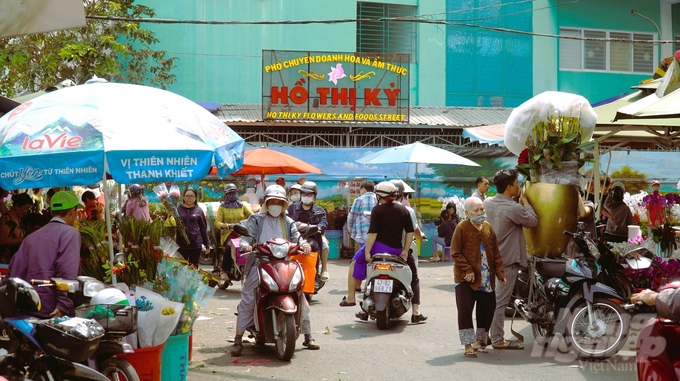 Ngày 29 Tết, chợ hoa Hồ Thị Kỷ được bao phủ bởi nhiều màu sắc của các loại hoa. Người dân nườm nượp đến đây lựa chọn hoa, cây cảnh đẹp nhất để trang trí nhà cửa, mong muốn một năm mới đầy may mắn, thịnh vượng.