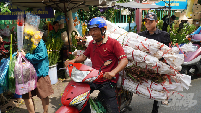 Vào khoảng 11 giờ, khu vực chợ hoa Hồ Thị Kỷ, quận 10, TP.HCM đông nghẹt người mua hoa Tết, có thời điểm xe kẹt cứng, 'không nhúc nhích' được. 