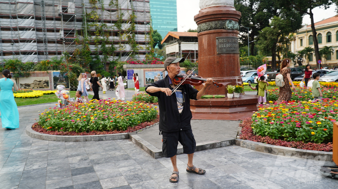 Tại khu vực Nhà thờ Đức Bà, nhiều nghệ sĩ đường phố cũng tranh thủ biểu diễn vui xuân.